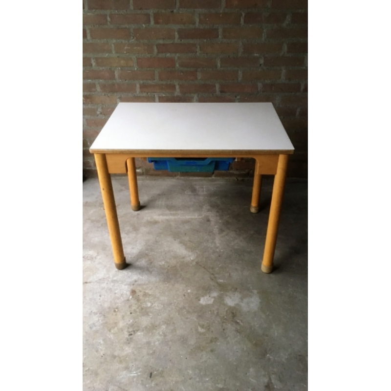 Vintage kindertafel nr 174